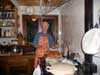 carl-lachend in de keuken - Klik op de foto voor groter